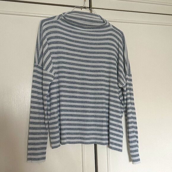 Lucky Brand Sweater - Picture 1 of 4
